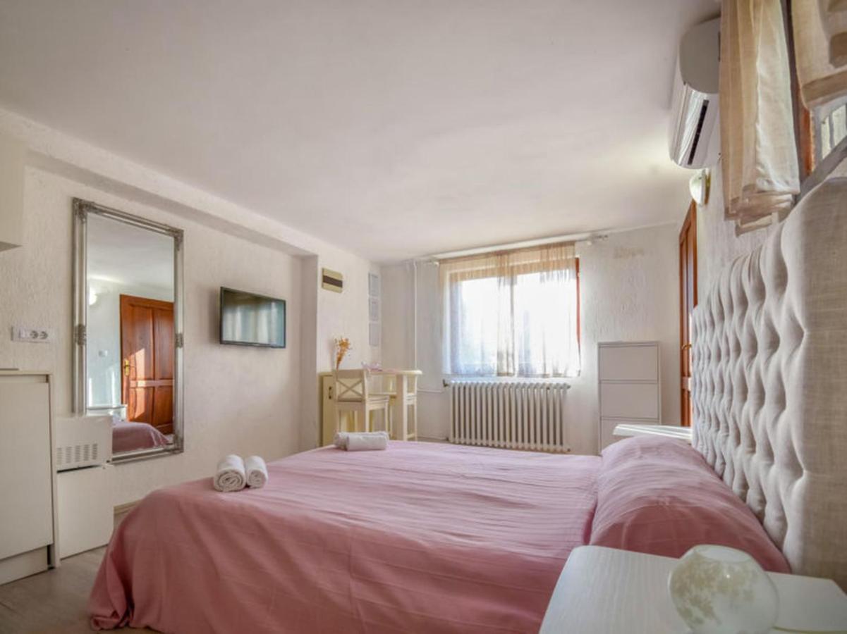 Studios Barre With Jacuzzi Rovinj Exterior photo