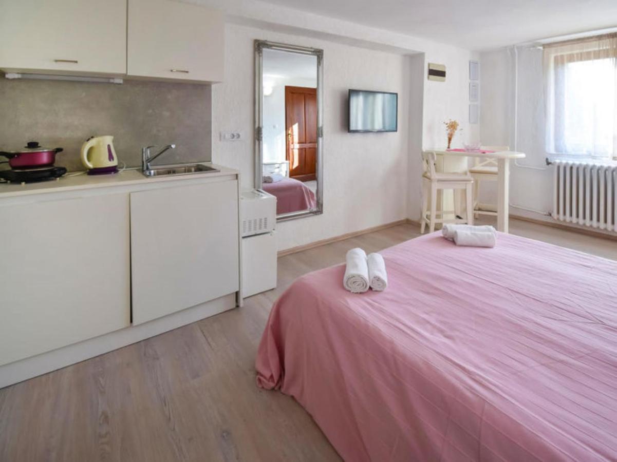 Studios Barre With Jacuzzi Rovinj Exterior photo
