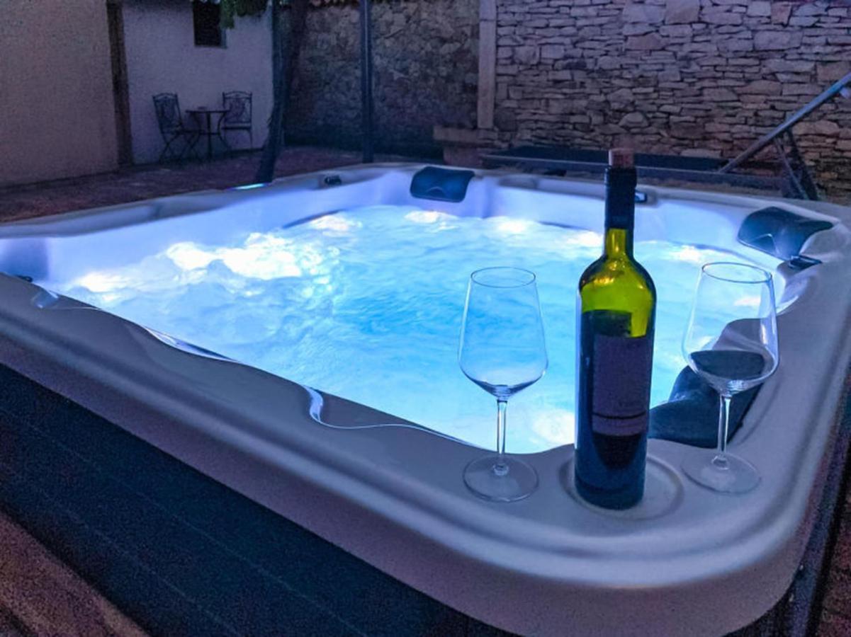 Studios Barre With Jacuzzi Rovinj Exterior photo